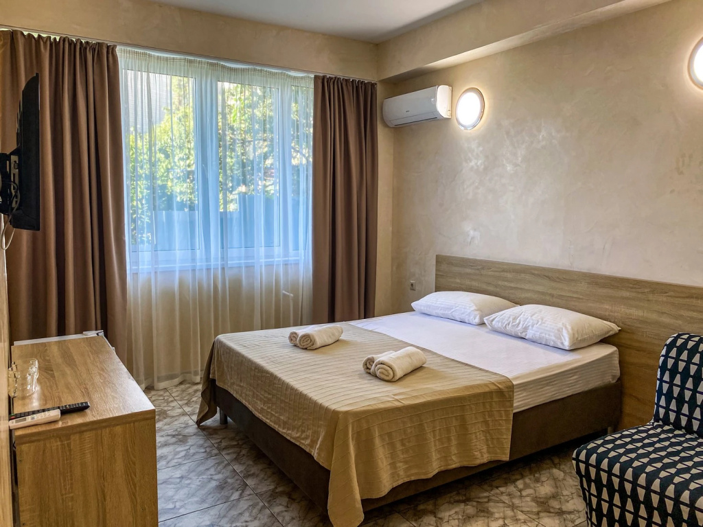 Standard Triple room with courtyard view