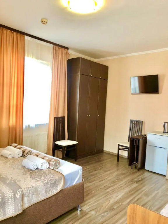 Трёхместный номер Comfort с балконом и с красивым видом из окна в Наш дом
