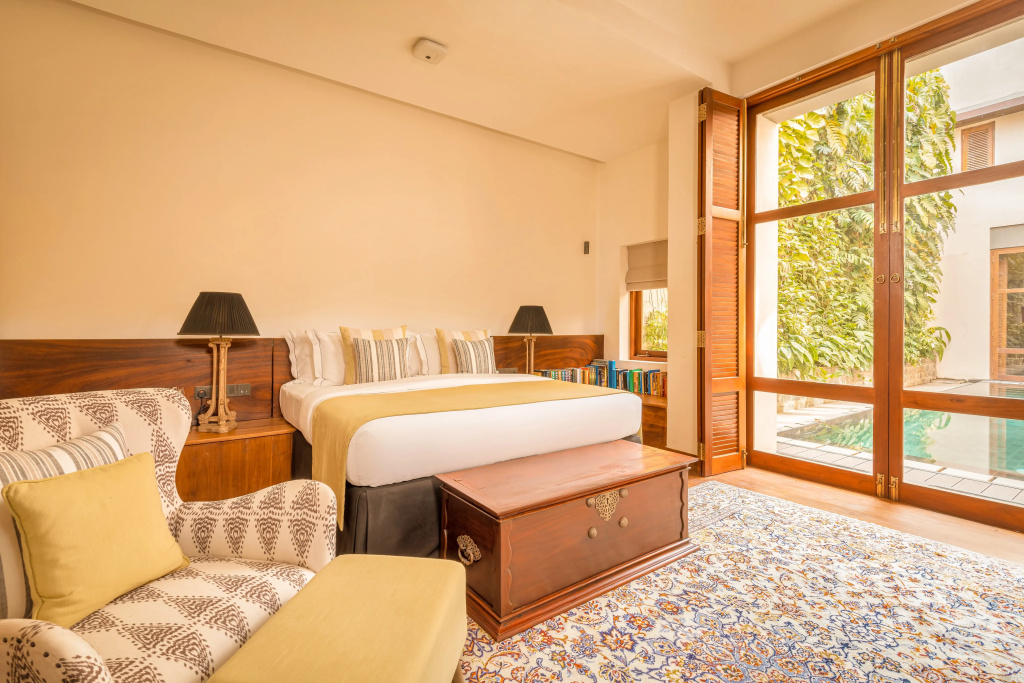 Deluxe Suite with pool view
