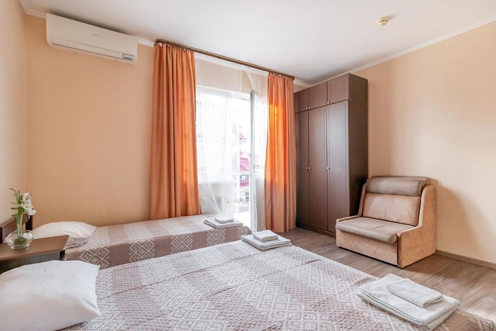 Трёхместный номер Comfort с балконом в Наш дом