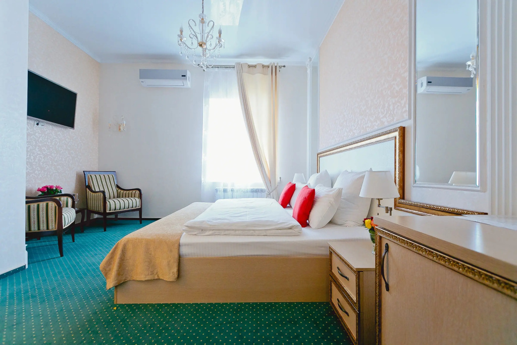 Onegin Hotel Room Type - Premium Double room with city view full double bed