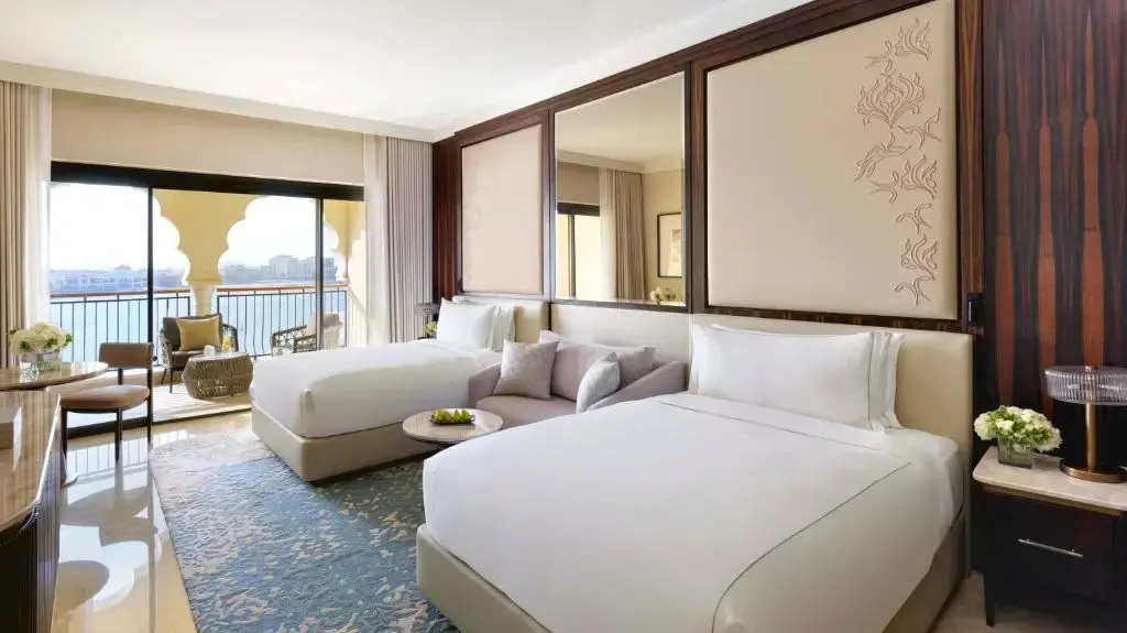 The Ritz-Carlton Abu Dhabi, Grand Canal Hotel - Général