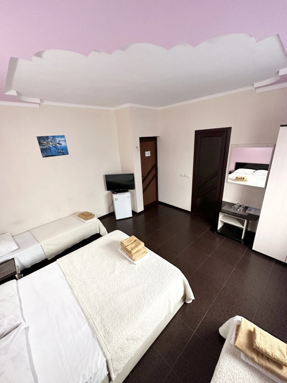 Четырёхместный номер Стандарт с балконом и с видом на город в Guest house city center