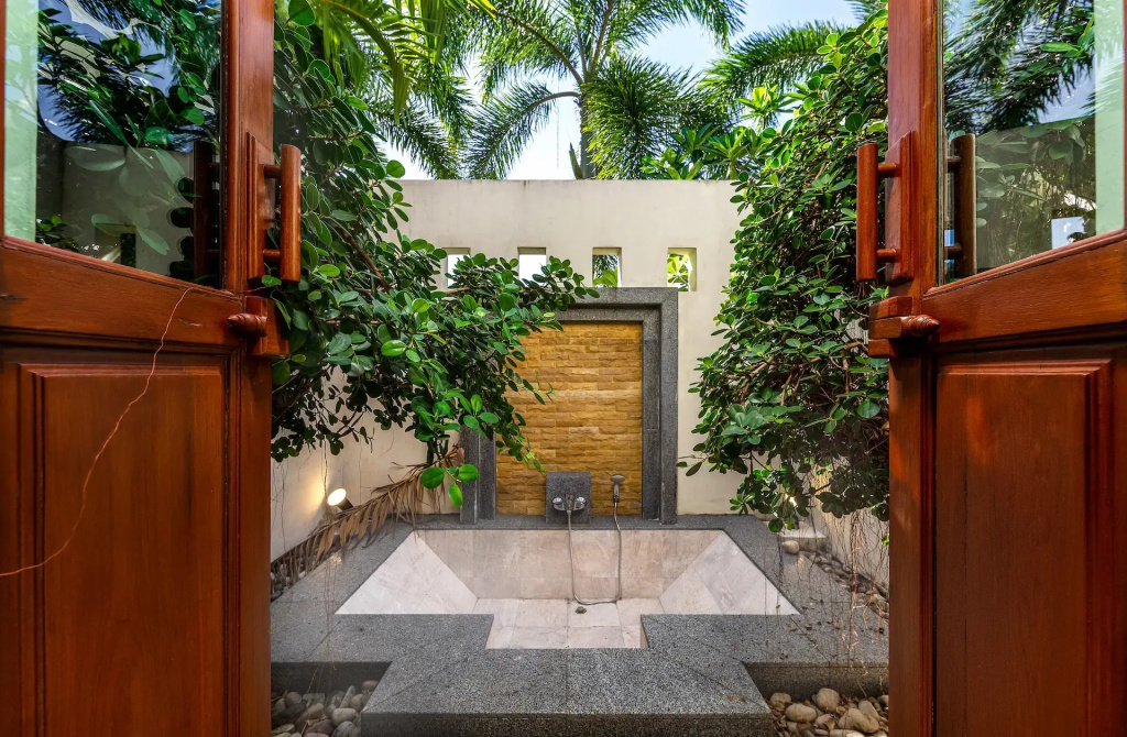 Toba Baan Bua Estate Naiharn Beach Villa