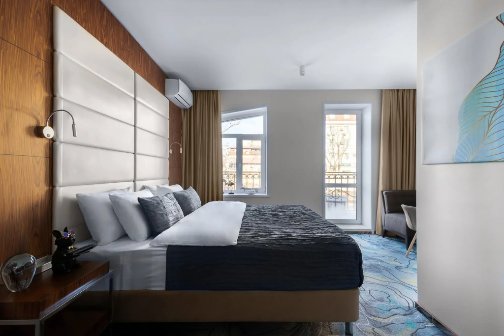 V Hotel&Rooftop Lounge Hotel Room Type - Deluxe Double room with balcony and with city view twin beds