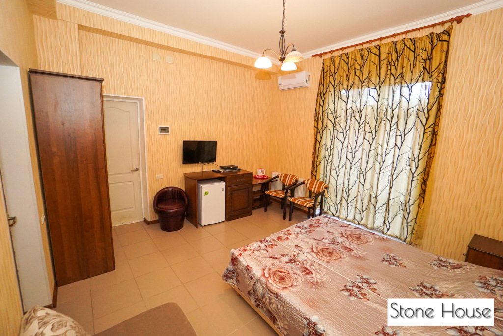 Трёхместный номер Deluxe с балконом и с красивым видом из окна в Stone house