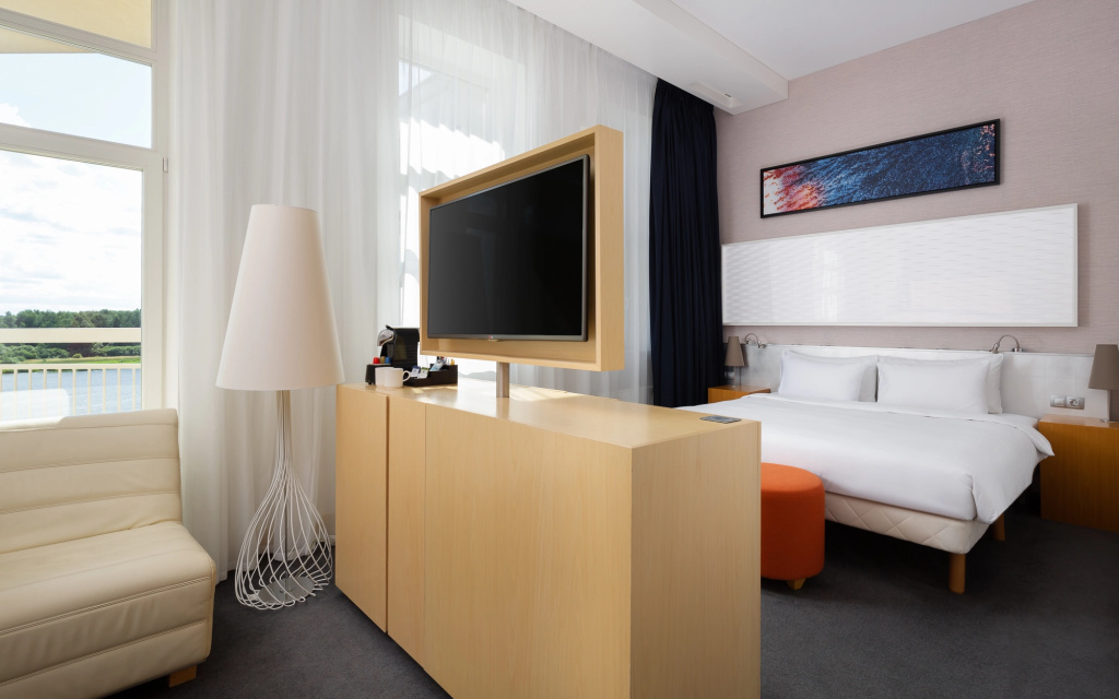 Radisson Zavidovo Hotel Room Type - Premium Double room with balcony and with waterfront view full double bed