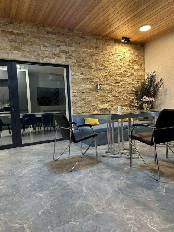 Коттедж с 3 комнатами с красивым видом из окна в Дом у реки