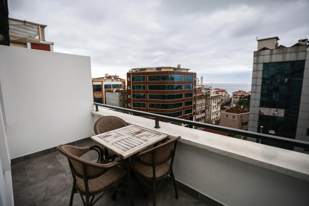 Deluxe room with balcony and with partial sea view
