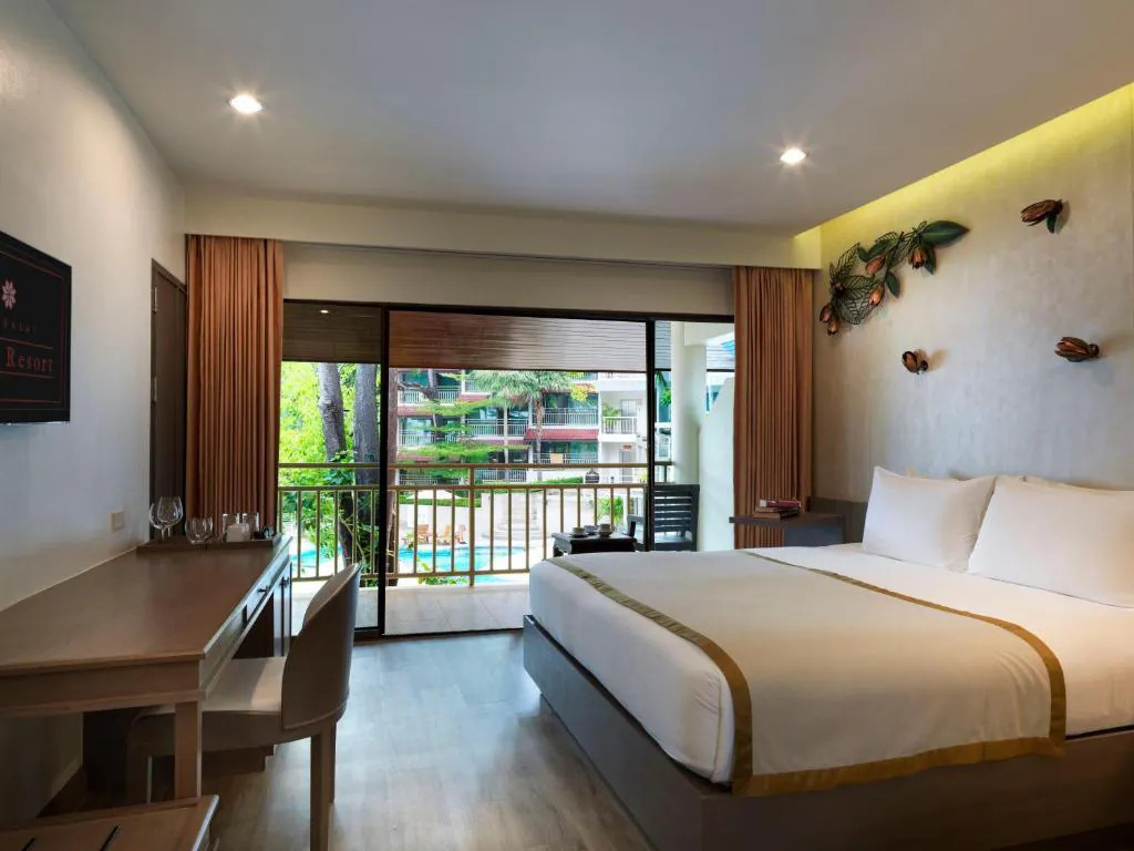 Двухместный номер Superior с балконом и с видом на сад двуспальная кровать в Chanalai Flora Resort, Kata Beach