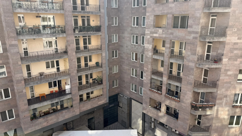 S 2 Spalnyami I S Balkonom V Tsentre Goroda Ot Sweet Home Apartment