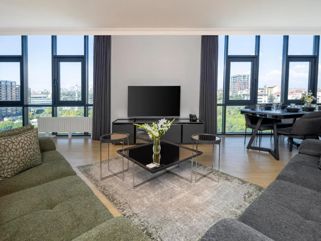 3 Bedrooms Corner Apartment with city view