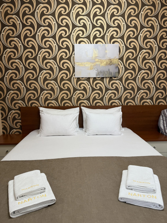 Двухместный семейный полулюкс с балконом и с видом на внутренний двор двуспальная кровать в Нартон