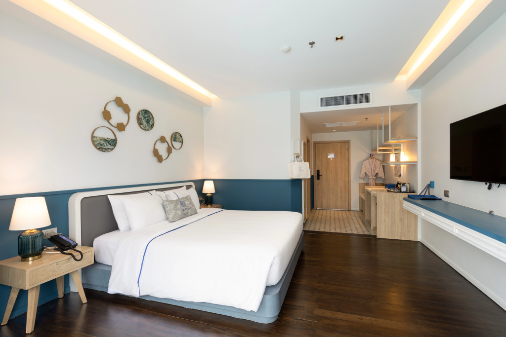 Deluxe Double room with city view (full double bed)