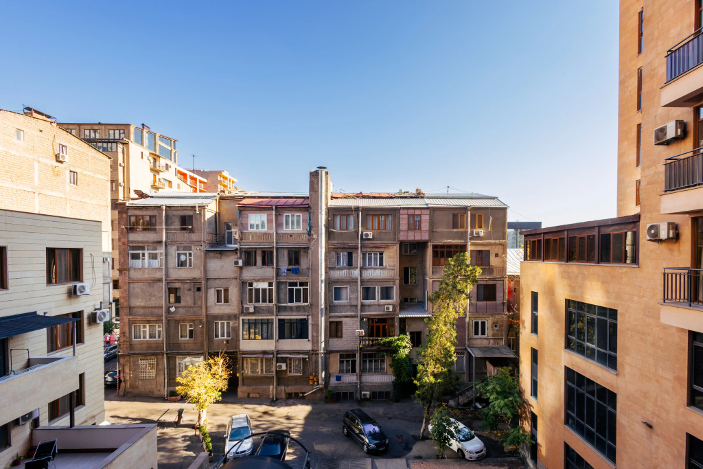 2-K v Novostroyke, Ulitsa Arama, Di480 Flat