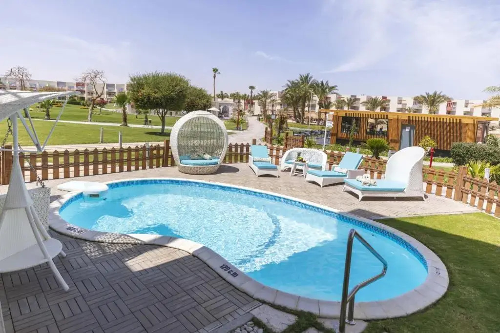Люкс Posh Club Royal с балконом в Sunrise Crystal Bay Resort