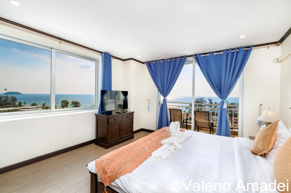 Трёхместный номер Standard с балконом и с красивым видом из окна в Апартаменты OMNIA  Phuket - Waterfront Karon