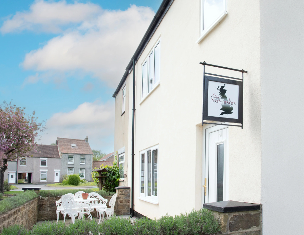 Stay Northside - Two Bedroom Village Cottage | Pub in Village | Free Parking | Holidays and Work Stays Private house