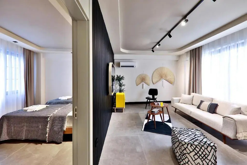 Superior Double Suite with city view (full double bed)
