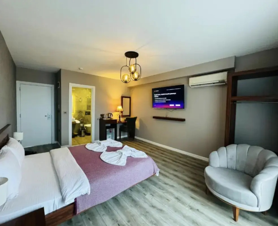Superior Double room with balcony and with partial sea view (full double bed)