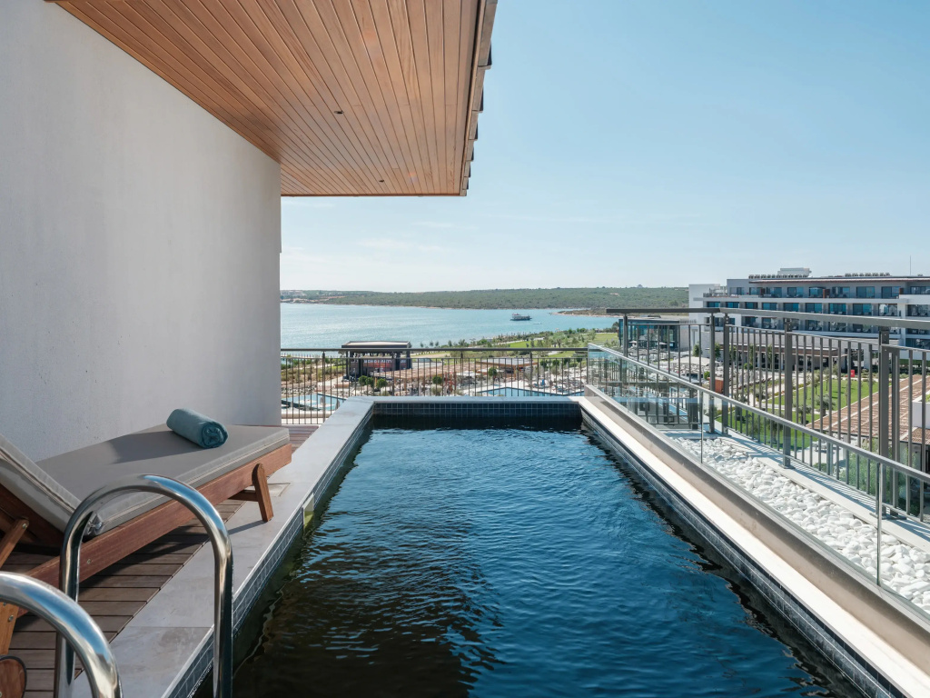 Private Pool (Community Zone) Penthouse