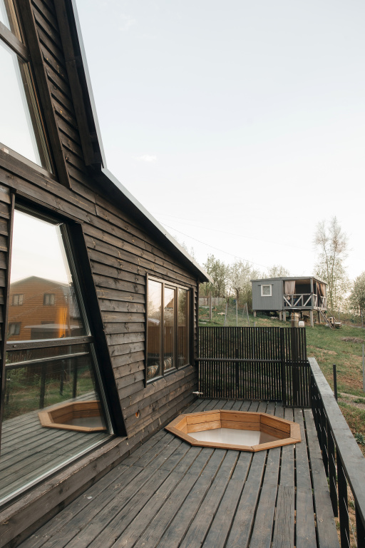 Частный дом Черный Русский A-Frame дом с видом на город и березовую рощу — фото