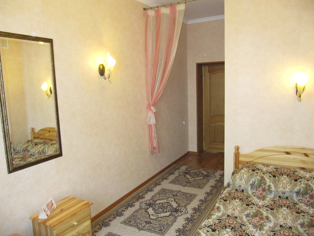 Standard room with courtyard view