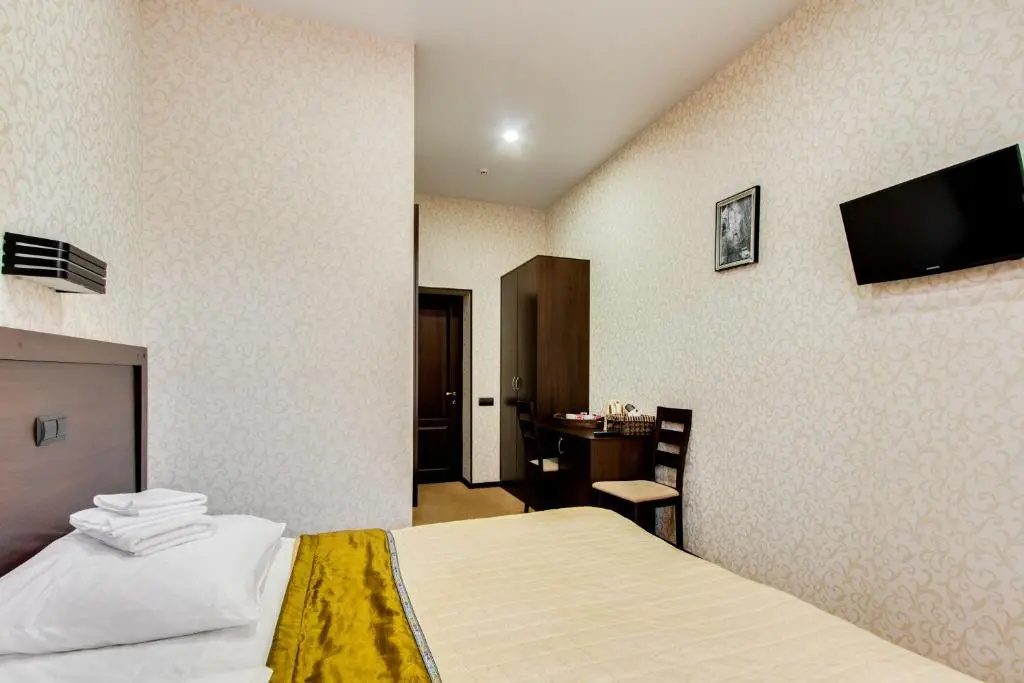 Deluxe Double room with city view (full double bed)