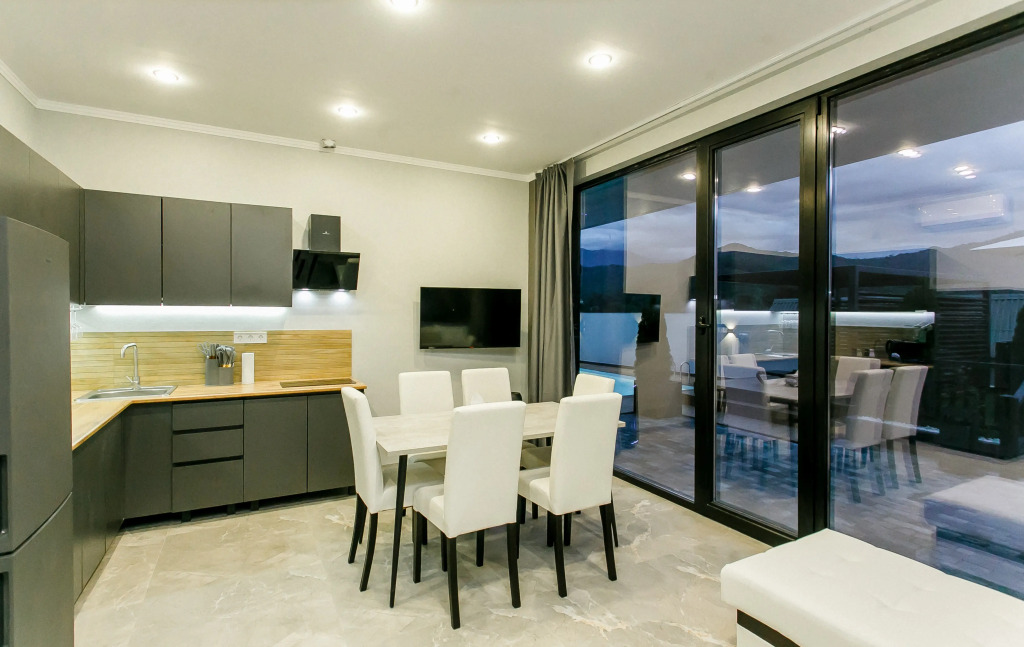 Четырёхместные апартаменты Premium с 3 комнатами с балконом и с видом на горы в Валентина