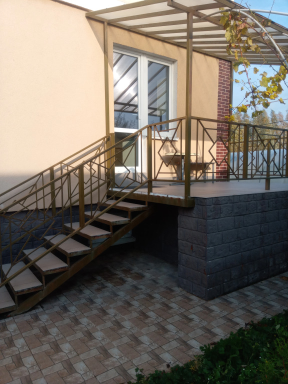 Коттедж с балконом и с красивым видом из окна в Малинка