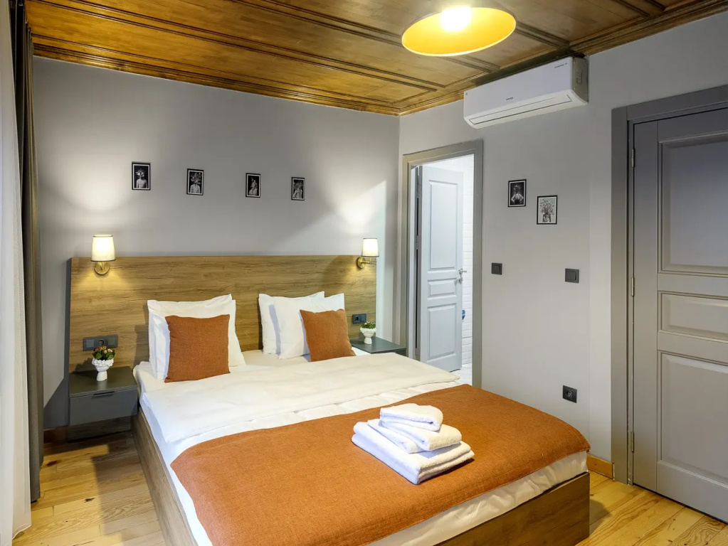 Standard Double room with balcony and with city view (full double bed)