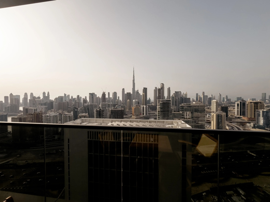 Апартаменты Vserve Elevate Your Stay with Stunning Skyline Views — фото