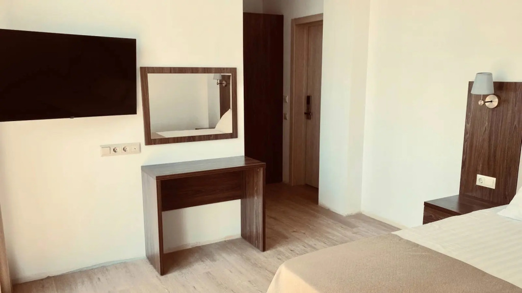 Трёхместный номер Comfort с балконом в Mersini Hotel