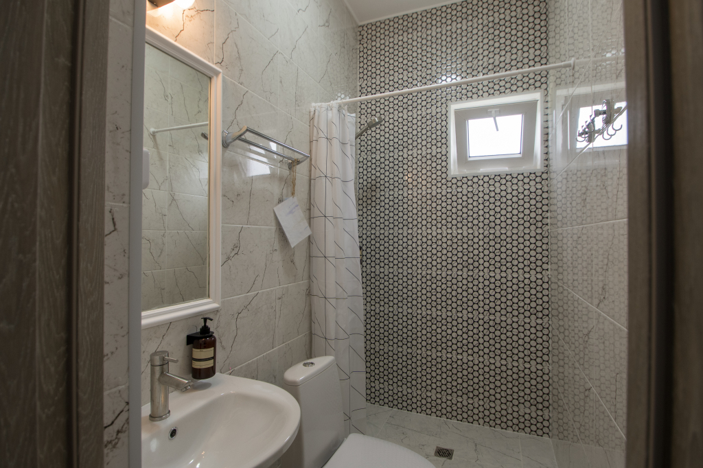 Кровать в общем номере с балконом и с красивым видом из окна в Rodnik village&SPA