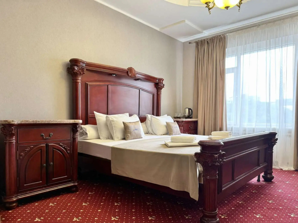 Bridge  Hotel Room Type - Double Suite full double bed