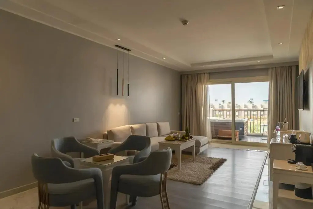 Люкс Posh Club Executive Jacuzzi с балконом в Sunrise Crystal Bay Resort