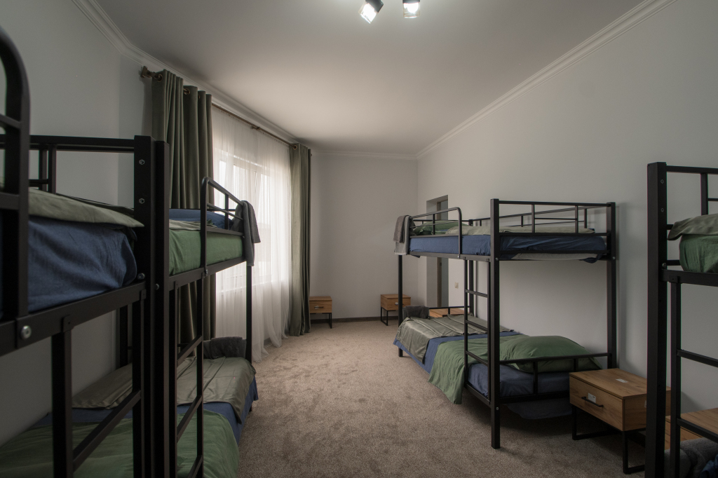 Кровать в общем номере с балконом и с красивым видом из окна в Rodnik village&SPA