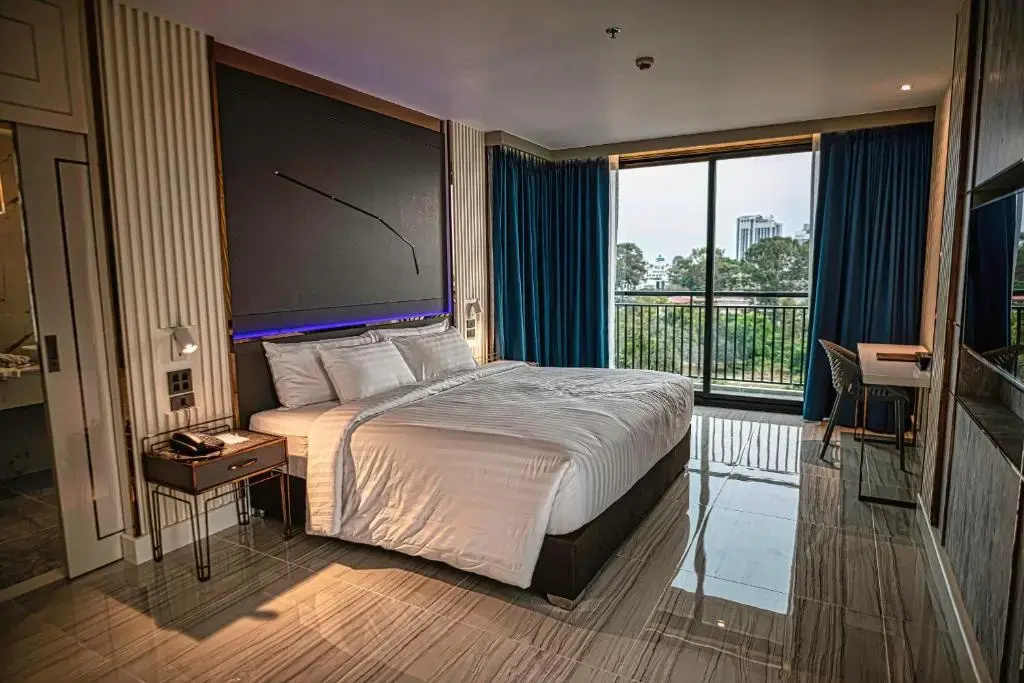 Deluxe DEE Tower Double room with balcony (full double bed)