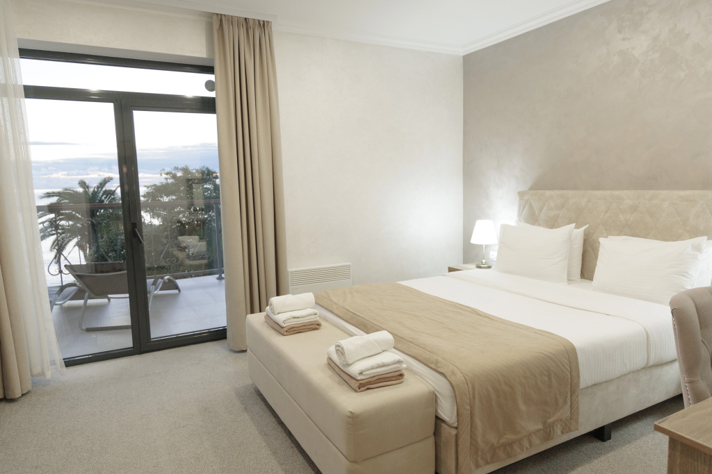 Двухместный люкс с 2 комнатами с балконом и с видом на море двуспальная кровать в Нарт