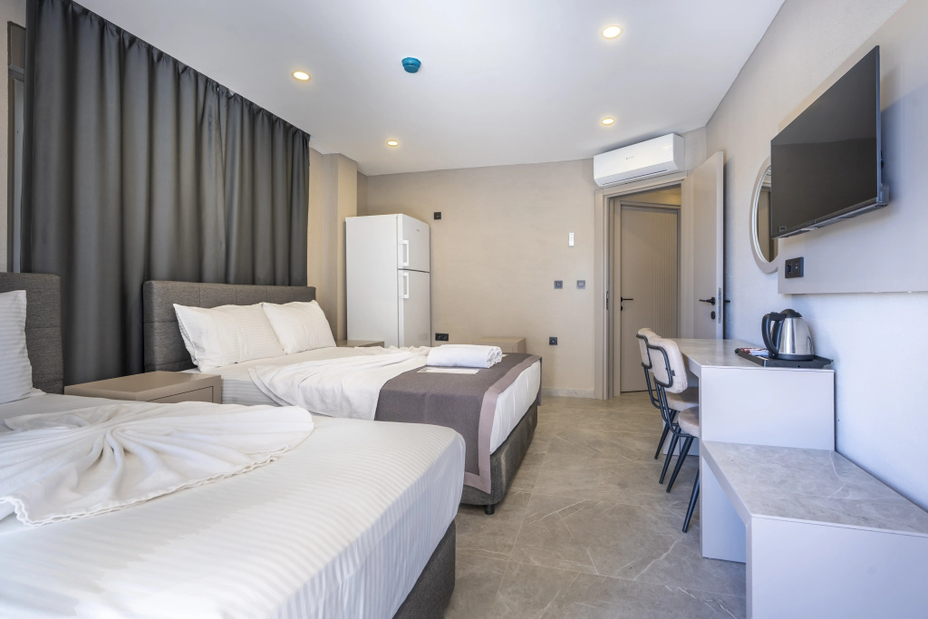 2 Bedrooms Standard Sextuple Family room with balcony