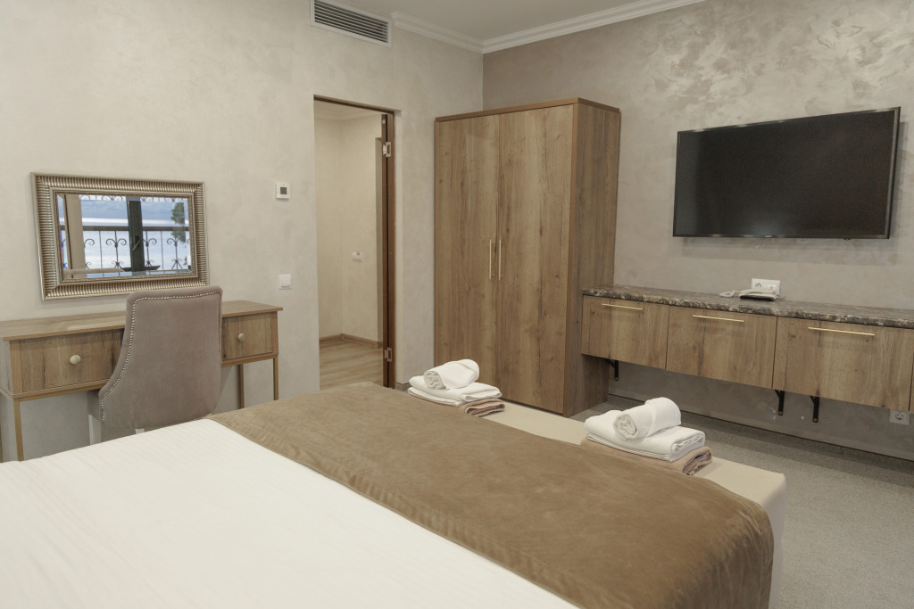 Двухместный люкс с 2 комнатами с балконом и с видом на море двуспальная кровать в Нарт