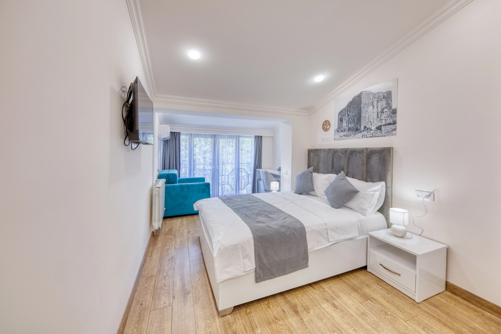 Deluxe Double room (full double bed)