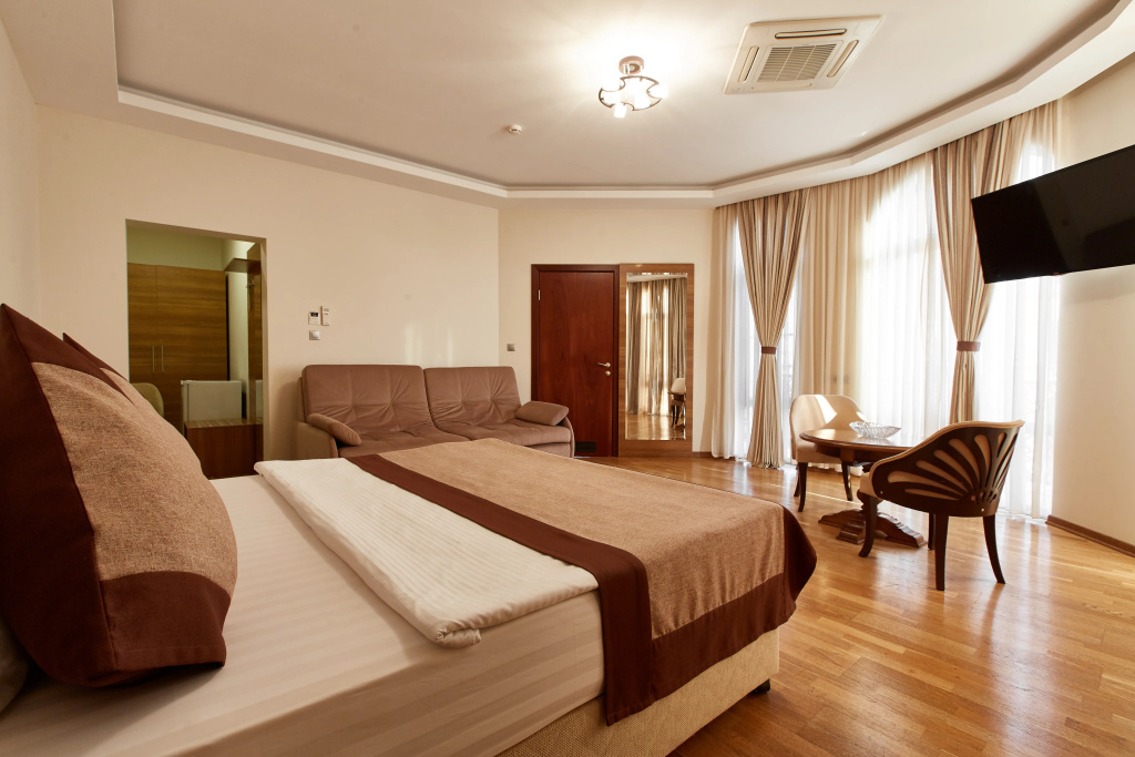 Double Suite (full double bed)