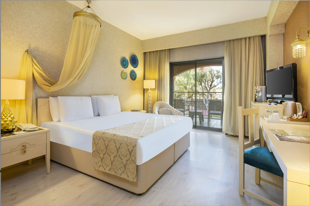 2 Bedrooms Family room with balcony