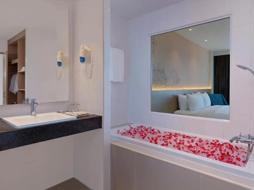 Клубный номер Executive с видом на море в Chanalai Flora Resort, Kata Beach