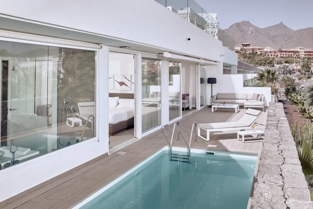 1 Bedroom Mar Divinity Suite with partial sea view