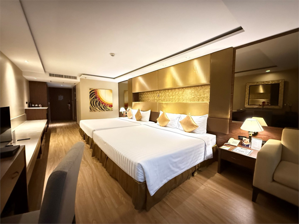 Grand Deluxe Family room with balcony and with city view