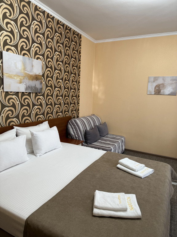 Двухместный семейный полулюкс с балконом и с видом на внутренний двор двуспальная кровать в Нартон