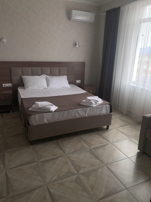 Люкс Luxury с 2 комнатами с балконом и с красивым видом из окна в Артика