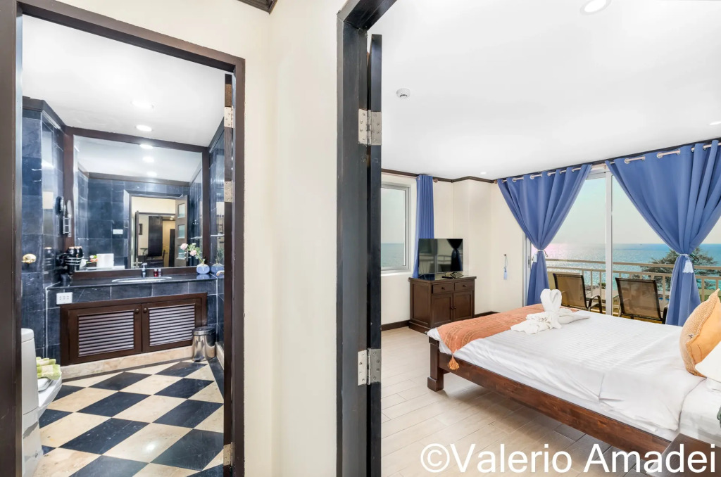 Трёхместный номер Standard с балконом и с красивым видом из окна в Апартаменты OMNIA  Phuket - Waterfront Karon